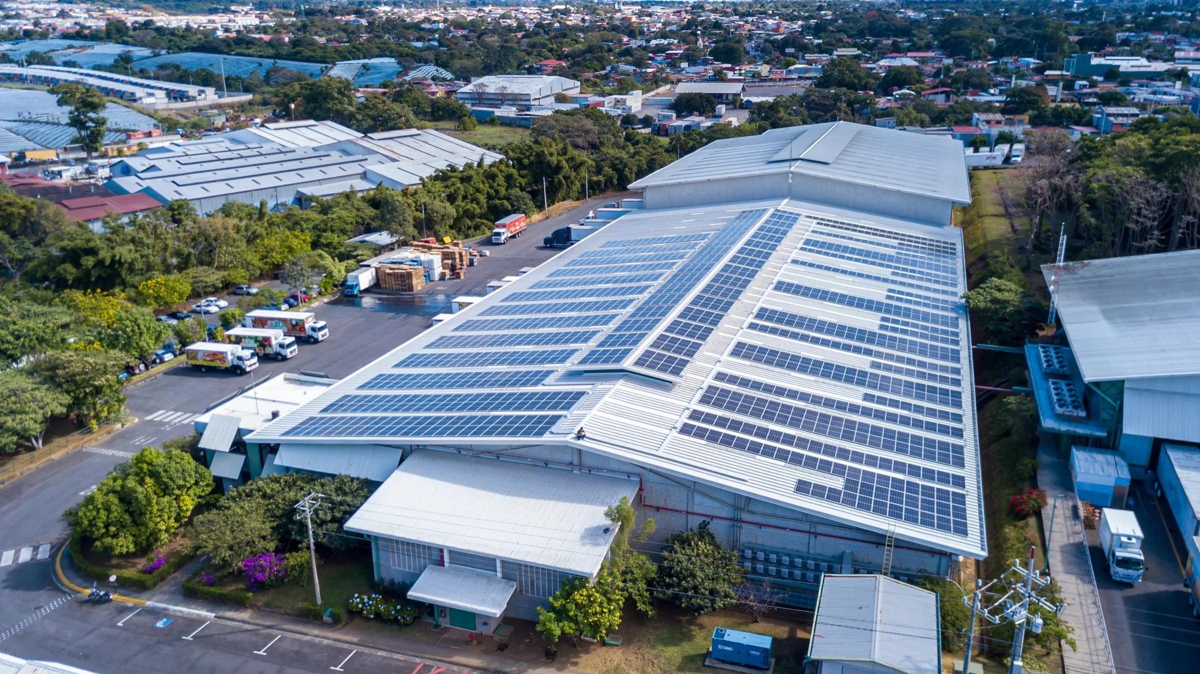 Centro de distribución Auto Mercado con cubierta solar