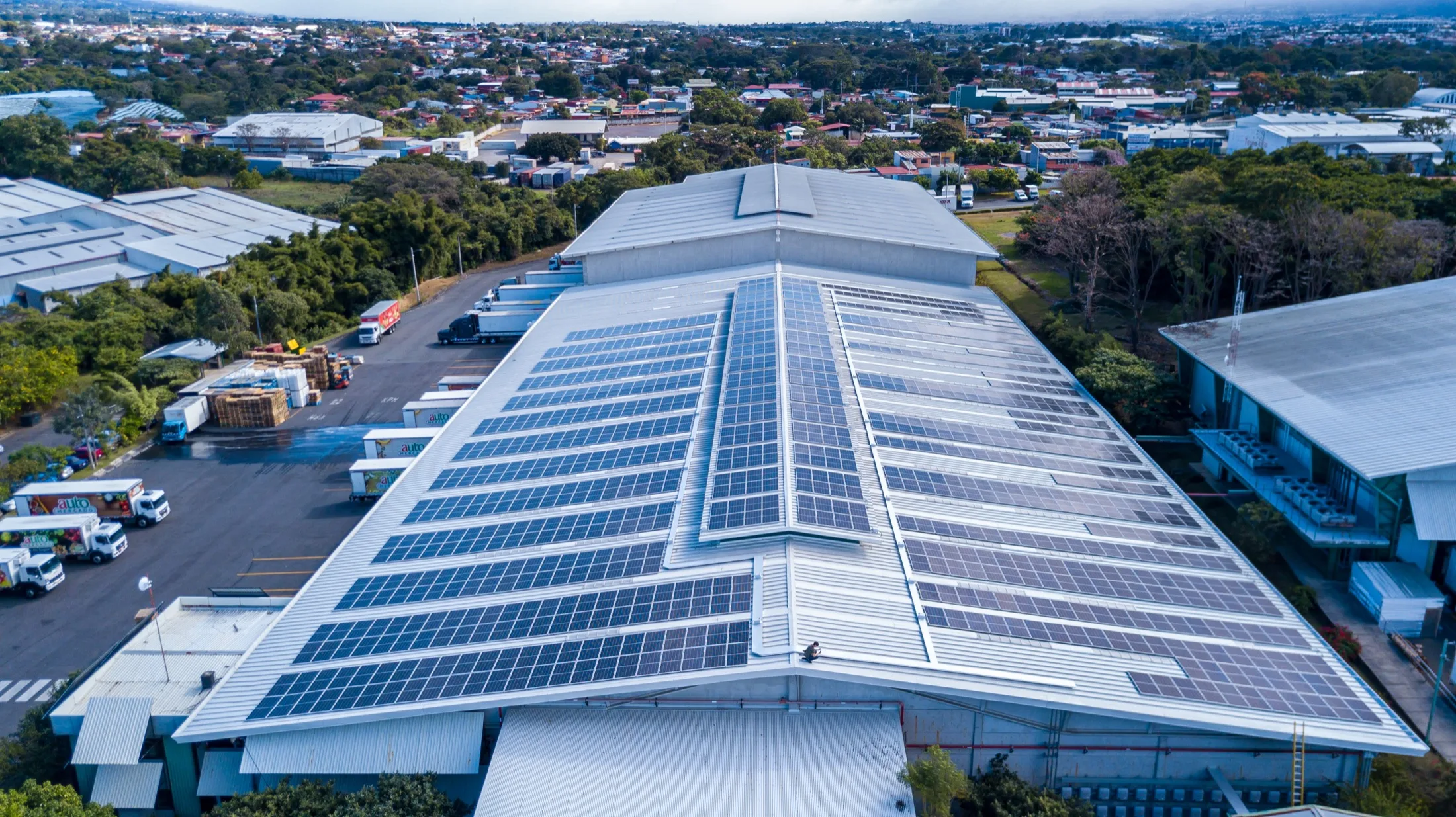 Centro de distribución Auto Mercado con techos solares