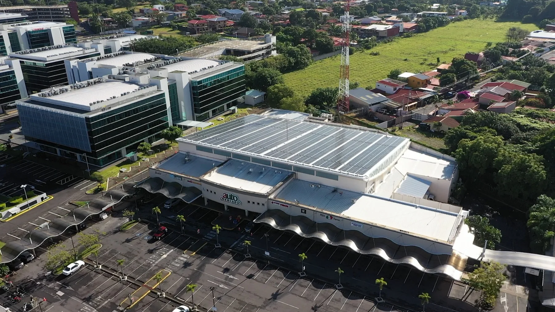 Sucursal Auto Mercado con paneles solares en cubierta