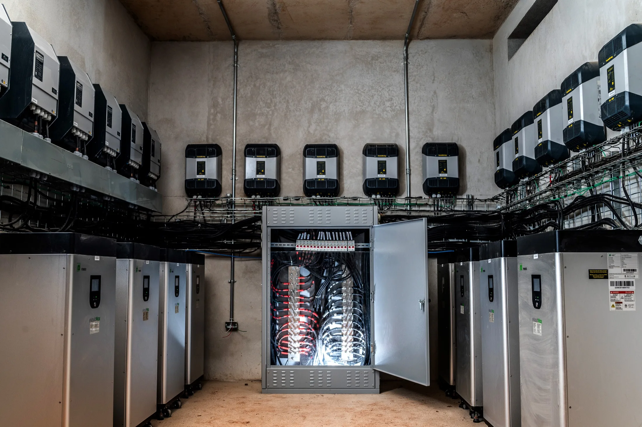 Cuarto técnico de baterías e inversores en una finca privada