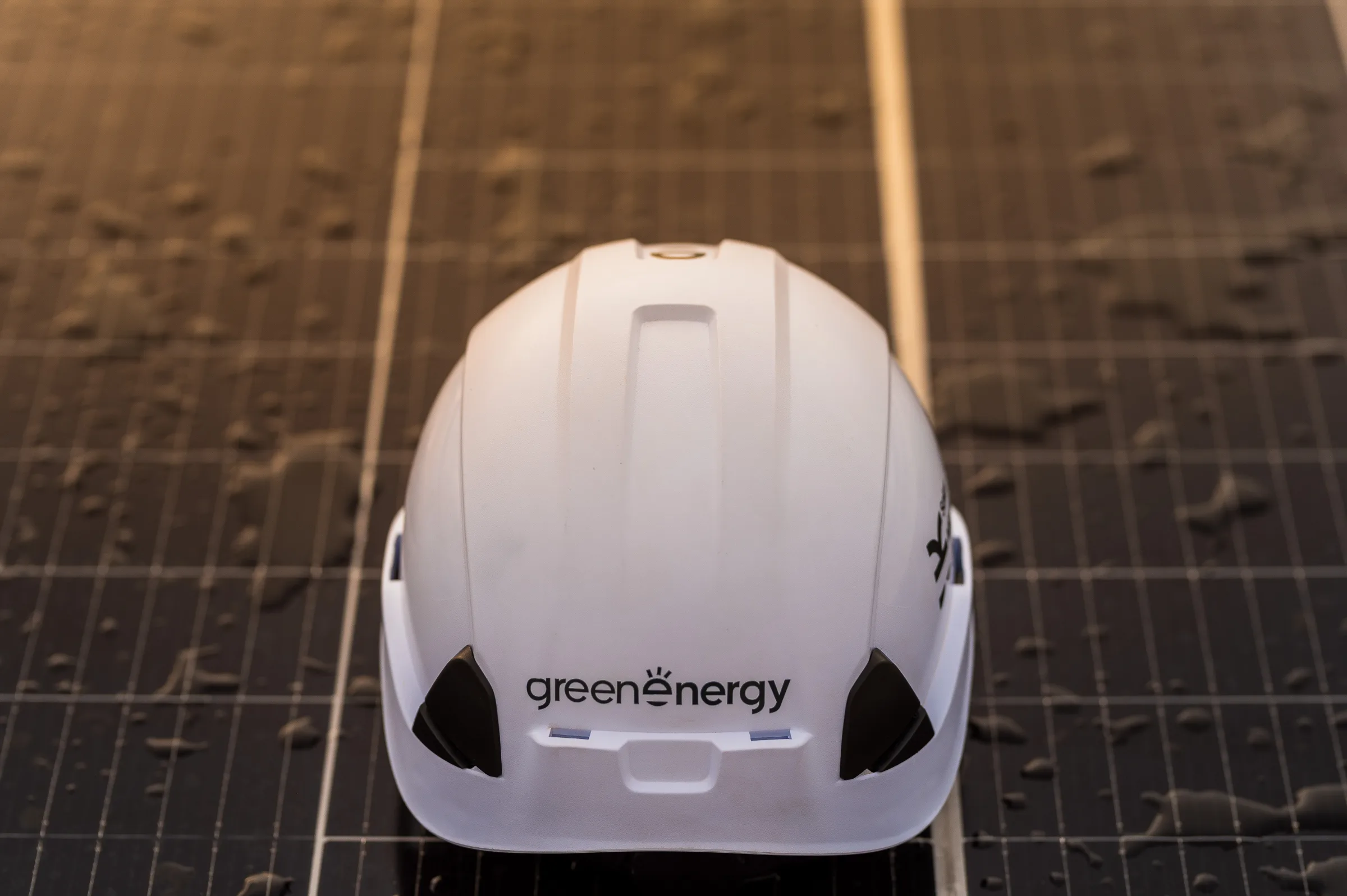 Casco greenenergy sobre paneles solares