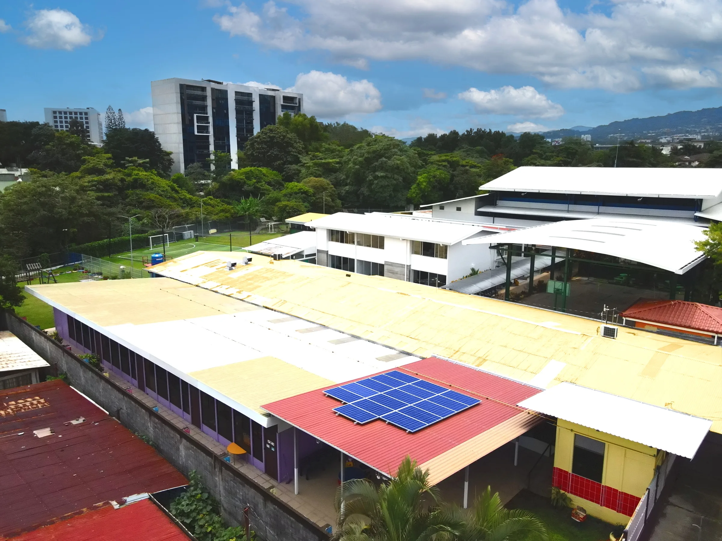 Escuela Guachipelin con panel solar de Soy Luciernaga