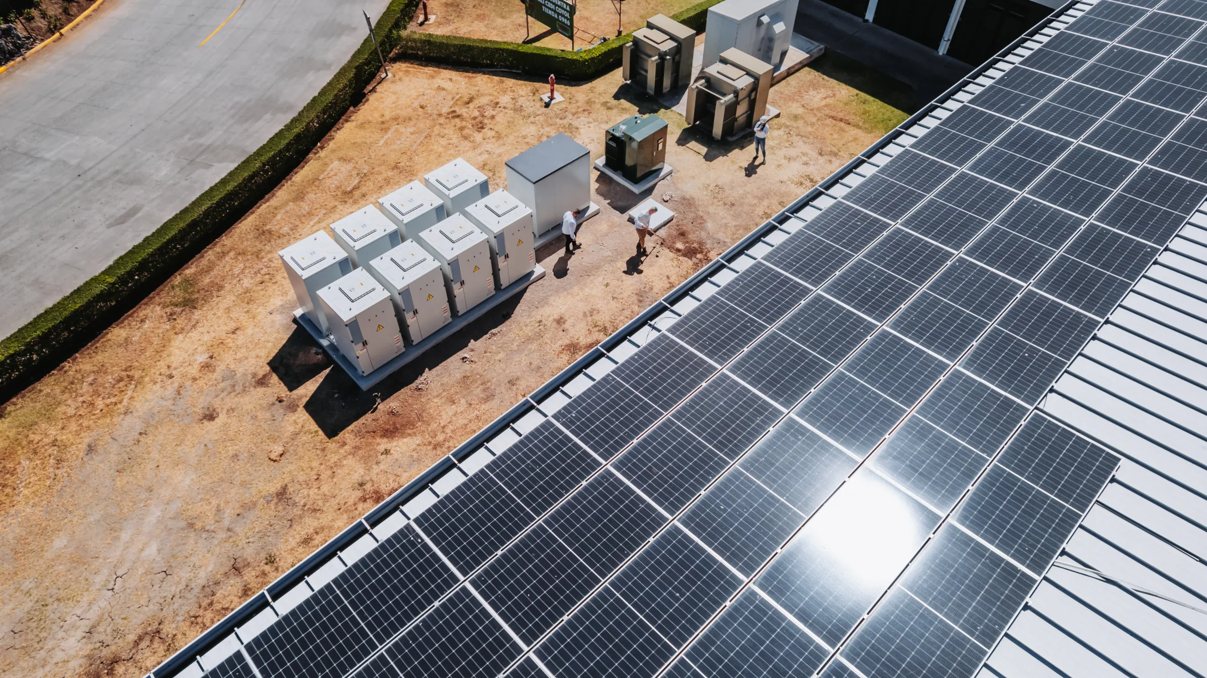Vista aérea de una operación empresarial con techos solares
