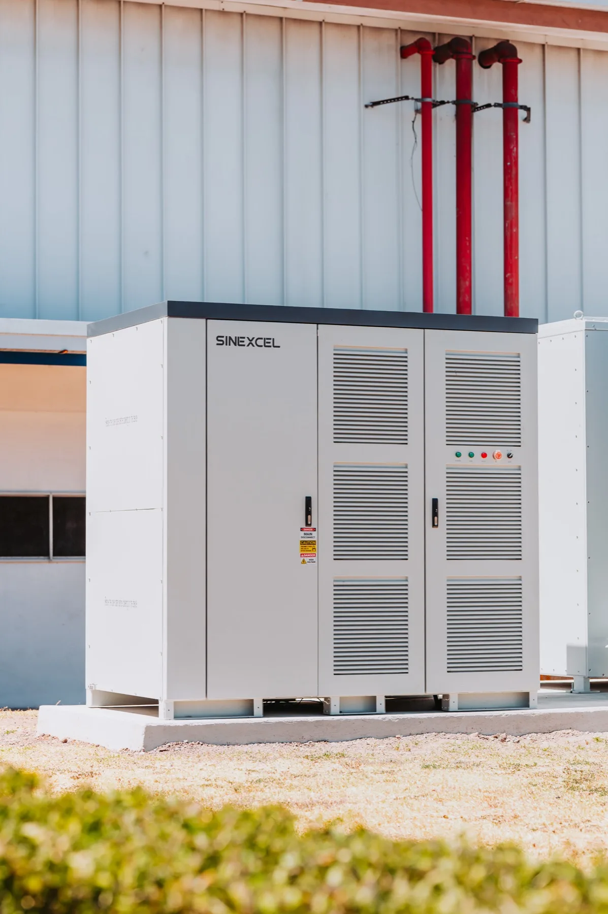 Gabinete BESS Sinexcel instalado en operación industrial